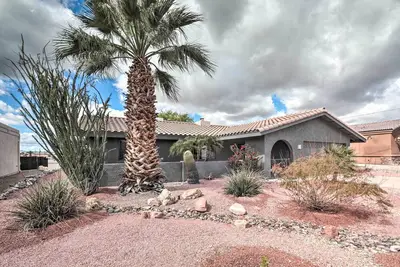 Image de 3 Mi to Lake Havasu: Home w\/ Patio & View!