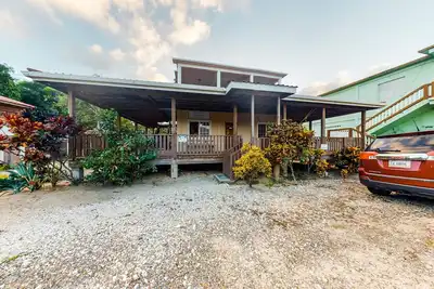 Image de Two studios w/ ocean views, deck, partial Ac & free WiFi - close to the beach