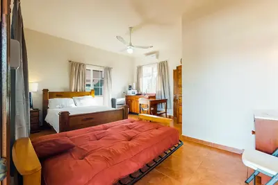 Image de Charming studio w/ ocean view, deck, partial Ac & WiFi - short walk to the beach