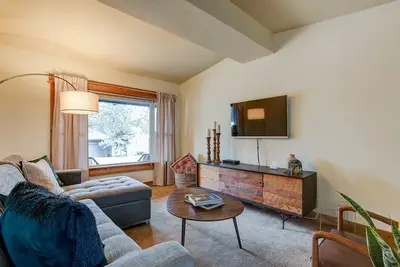 Image de The Bend House - West Side, Walk to Newport & Downtown, Bocce Ball Court