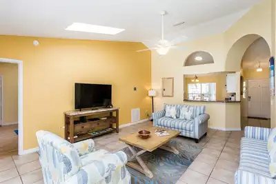 Image de Three Bedroom 2 Bathroom Vacation home minutes away from the Parks