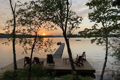 Image de Classic Muskoka Cottage on PenLake