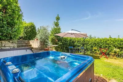 Image de Maison de vacances avec Wifi, climatisation, bain à remous, piscine privée, Tv, patio, parking