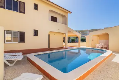Image de Belle maison de vacances privée pour 8 personnes avec Wifi, piscine privée, Tv, balcon et parking