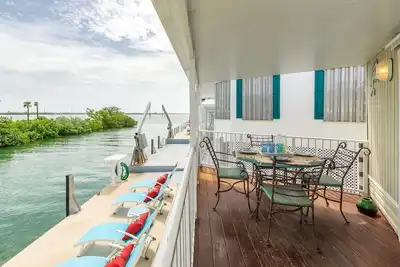 Image de **Tidewater Views @ Venture Out** 2br/2ba Cottage + 35’ Private Slip | 80’ Pool