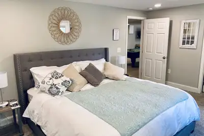 Image de Luxurious Private Suite with King-Sized Bed, Patio, and Massage Chair!