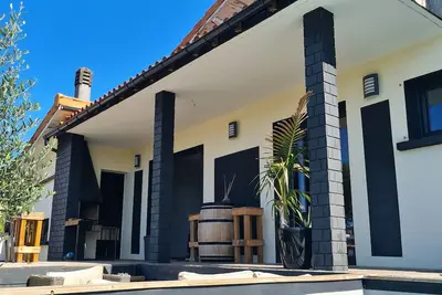 Image de Villa entre pins et vignes, au calme