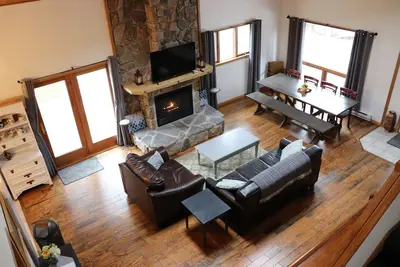 Image de Large Lakeside Cabin