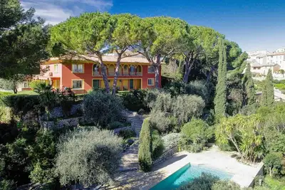 Image de Au coeur de Mougin, magnifique propriété avec vue mer, parc et piscine privés