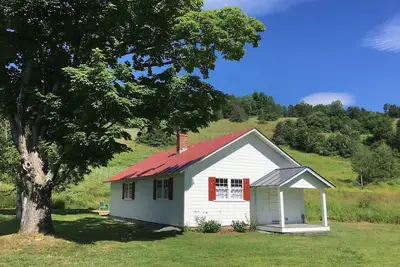 Image de Historic Ski Lodge on 112-Acre Vineyard