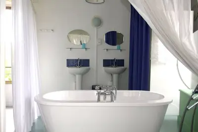 Image de Calm cocoon overlooking the valley for a couple on a wedding night or a small family