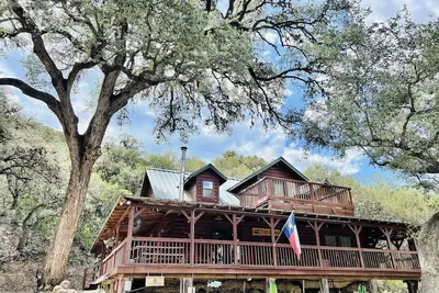 Image de Cozy and secluded Log Cabin near the Frio River with a private pool!