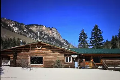 Image de Beautifully renovated 3 bedroom log cabin in amazing  setting near purgatory
