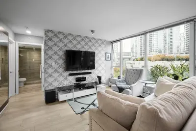 Designer 3 bed Luxurious finishings! Sleeps 8. Communal Hot tub  pool dry sauna