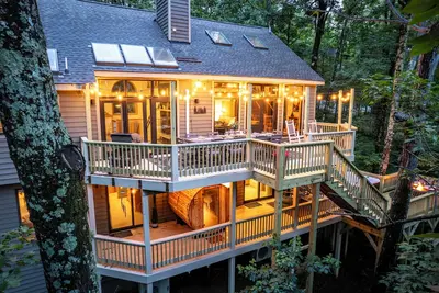 Image de Newly Rebuilt Home - Hot Tub - Sauna - Sleeps 14