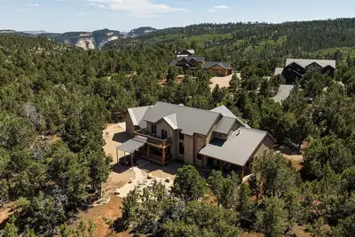 Image de Zion (East) Luxurious Home King Beds WiFi Privacy Hot Tub