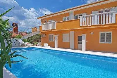 Bel appartement pour 6 personnes avec piscine, climatisation, Wifi, Tv, terrasse et parking