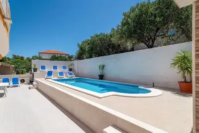 Confortable appartement pour 4 personnes avec climatisation, Wifi, piscine, Tv, terrasse et parking