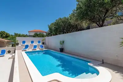 Bel appartement avec climatisation, bain à remous, piscine, Wifi, Tv, terrasse et parking