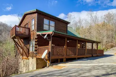 Image de Heavenly Bear, Hot Tub, Free Attraction tickets for each paid day, Pool Table! ! !