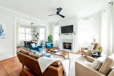 Image de Downtown Chic w/ Private Parking 1 Block From Broughton St. by Lucky Savannah