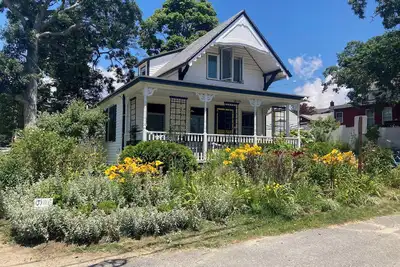Image de Updated Gingerbread cottage 100 steps from beach