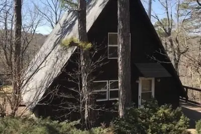 Image de Lake Front Cabin with private \"Beach\" area and Tree House Exper - Free Lake toys