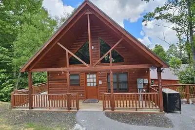 Image de Mom Bear & 3 cubs active/Video Arcade & Traditional Pool room/Two Master Kings