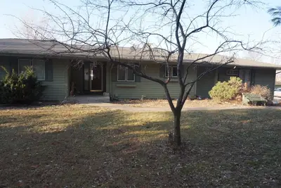 Image de Acreage InTown 4 Br, 2 Bath 3, 300 sq ft half house option with gymnasium.