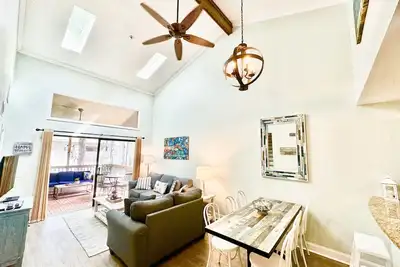 Image de Dog Friendly ~ Walk to the beach ~ Screened in porch ~ 3 pools ~ Amazing reviews