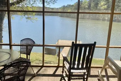 Image de cozy cabin directly on beautiful Lake Martin