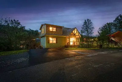 Image de Fire Pit, Creek, Hot Tub, Game Room, Trolley to Gb