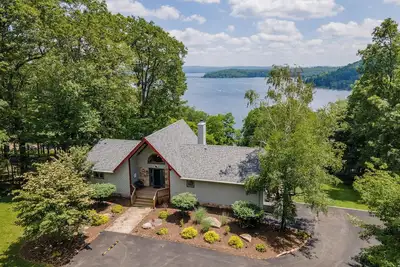 Image de Spacious Lodge w/ Lake Views & Hot Tub