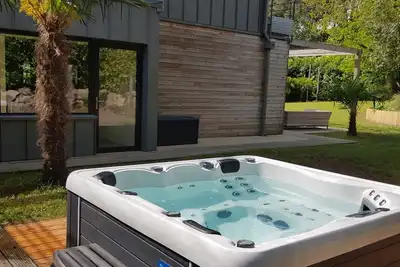 Image de Architect house with jacuzzi, hammam, gym, solarium, not overlooked
