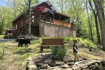 Image de Hilltop Haven, chalet quatre saisons construit sur mesure!