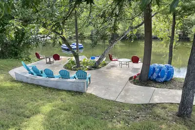 Image de Colorful waterfront retro compound, airstream kitchen, hot tub, media barn!