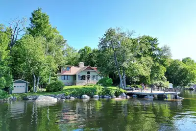 Image de Pristine Lakefront Cottage in Maine 30 miles from Acadia National Park.