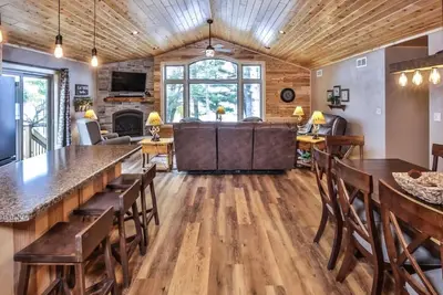 Image de Nature's Edge: Lakefront Home - WiFi, Free Firewood, Generator, No Cleaning Fee!