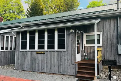 Image de Riverside Renovated 1950's schoolhouse, Hot Tub, Pellet Stove, Pet Friendly