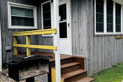 Image de Riverside Renovated 1950's schoolhouse, Pellet Stove, Hot Tub, Pet Friendly