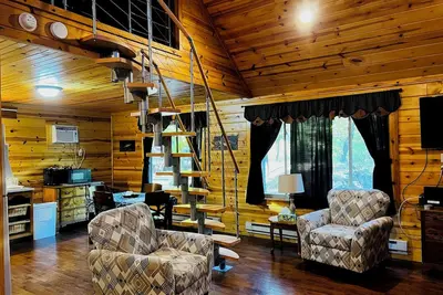 Image de \"Family Fun by the River: Sleeps 9, Pet-Friendly Cabin! \"