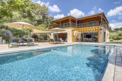 Image de Villa luxueuse pieds dans l'eau avec piscine chauffée