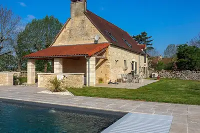Image de Maison avec une grande piscine privée chauffée