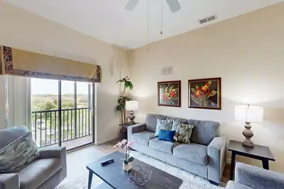 Image de 5th floor condo w/ balcony, hot tub, shared pools, gym, sauna, near theme parks