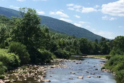 Image de Large Mountain House on Schohaire Creek
