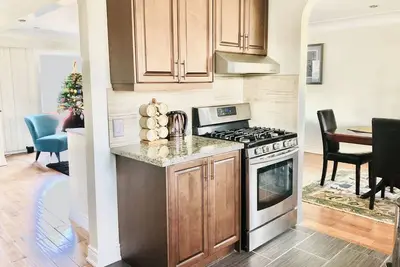 Image de Chic 3 bedroom 1. 5 bath upper bungalow walk to lake