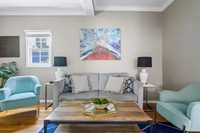 Image de Charming Second Floor Condo 6 Blocks To King