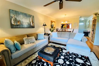 Image de Street Level, Renovated Kitchen & Bathrooms, 2 A/Cs, 6 Pool Passes (Fees Apply) - Ch0099