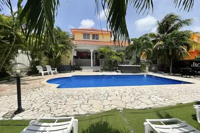 Image de Grande villa proche de la plage avec grande piscine privée spa et billard