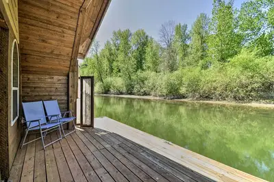 Floating Home on Columbia River w/ Provided Kayaks